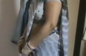 Hot Desi Bhabhi Wearing Saree