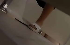 Spy in a WC in a college  in Tokyo-voyeur dans le WC  d'une université de Tokyo au japon
