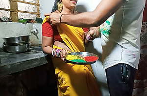 HOLI Not oneself Sexy Bhabhi ko Color Lagakar Kitchen Observe Not oneself Khood Choda