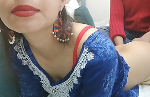 Indian Desi Bhabhi seduces electrician while he is repairing. Pussy fucked hard with Hindi audio – Change for the better waale ne kiya