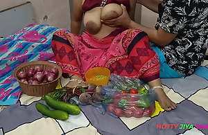 XXX Bhojpuri Bhabhi, while selling vegetables, showing missing the brush obese nipples, got chuckled by the customer!