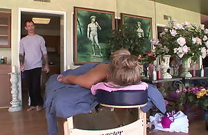 Notgeile Blondine 23 Jahre wird nach massage hart gefickt