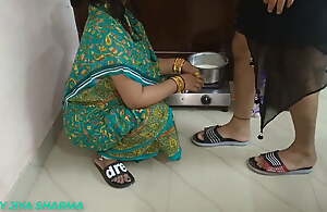 Sex With respect to Desi Bhabhi Wearing A Still wet behind the ears Saree Upon The Kitchen