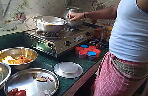 Whoremaster Ne Naukar Se Kitchen Me Choot Chudayi Karayi - FireeCouple