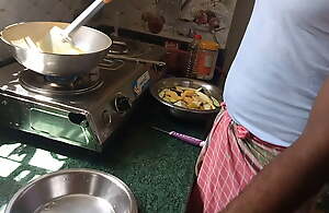 Whoremaster Ne Naukar Se Kitchen Me Choot Chudayi Karayi - FireeCouple