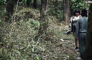 Jungle me rasta bhataki Bade Dudhwali Aurat Local Tell ke Sath Nachte huye Khub Choda Rasta Dikhane ke Bahane