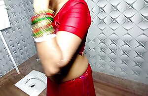 Bengali Girl Emily Ne Bathroom Me Nahate Tome Chut ME ugli Dali- Fireecouple Solo Sex