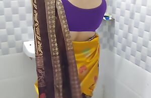 Yellow Saree Mein Apni ko Nahate Dekh Kr Raha Nahi Gya To Unko Bathroom Mein Hi Ghus Kar Tang Utha Kr Choda
