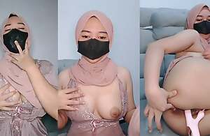 Hijab skirt tries anal masturbation