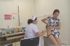 peeping chinese woman to prepayment to the hospital for an injection.4_2