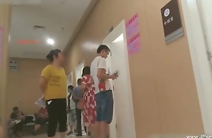 peeping chinese woman in hasten in the hospital for an injection.4_2